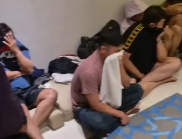 Puluhan pria dalam satu kamar di Hotel Midtown Residence, diduga melakukan pesta seks sesama jenis. (Foto: Tangkapan layar @samampta_Polrestabessby/BS)