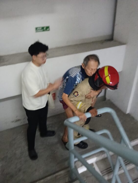 Petugas mengevakuasi penghuni kamar melalui tangga darurat. (Foto: Ist CC 112/BS)