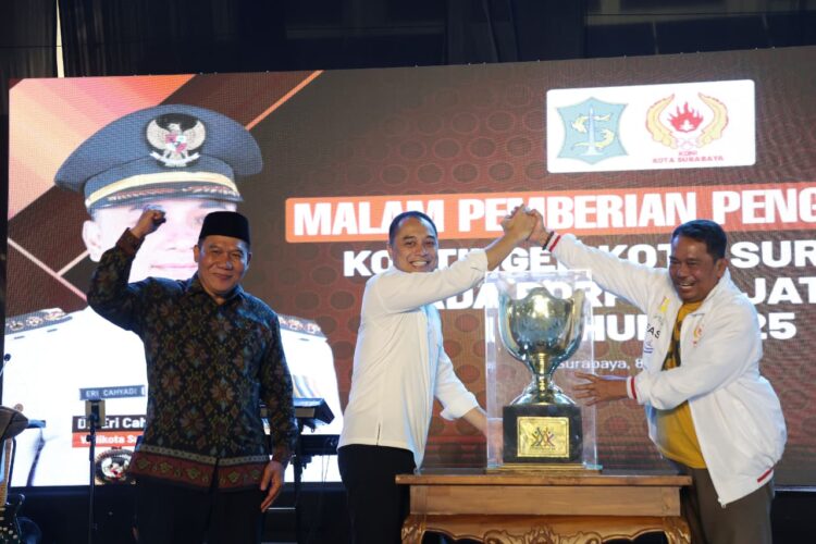 Wali Kota Surabaya Eri Cahyadi saat serahterima piala umum Porprov IX Jawa Timur 2025/dok.Diskominfo Surabaya