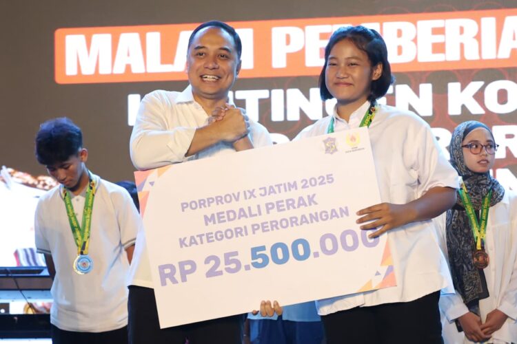 Wali Kota Surabaya Eri Cahyadi menyerahkan bonus kepada atlet yang meraih prestasi/dok.Diskominfo Surabaya