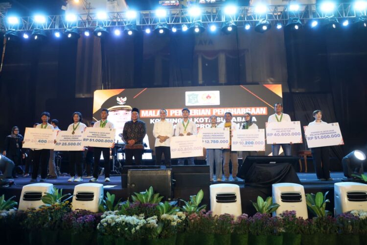 Wali Kota Surabaya Eri Cahyadi foto bersama dengan para atlet berprestasi yang menerima bonus/dok.Diskominfo Surabaya
