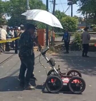 Alat Georadar milik ITS dikerahkan untuk membantu semburan air bercampur gas. (Foto: BPBD Surabaya-Ist/BS)