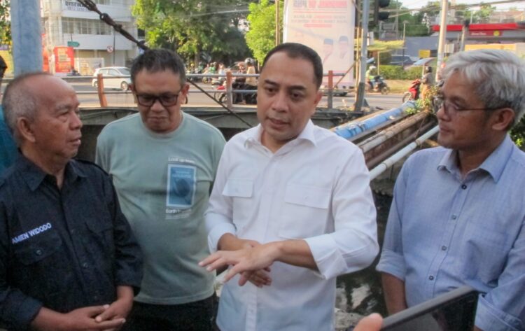 Wali Kota Surabaya Eri Cahyadi saat meninjau langsung semburan gas/dok.bicarasurabaya.com