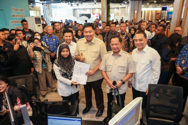 Menteri Perumahan dan Kawasan Permukiman (PKP) Republik Indonesia, Maruarar Sirait, saat meninjau MPP Siola bersama Menteri Dalam Negeri (Mendagri) Tito Karnavian, Jumat (17/10/2025)/dok.Diskominfo Surabaya
