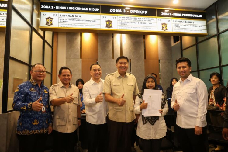 Menteri Perumahan dan Kawasan Permukiman (PKP) Republik Indonesia, Maruarar Sirait, saat meninjau MPP Siola bersama Menteri Dalam Negeri (Mendagri) Tito Karnavian, Jumat (17/10/2025)/dok.Diskominfo Surabaya