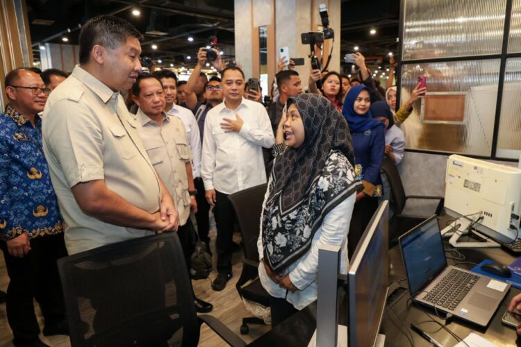 Menteri Perumahan dan Kawasan Permukiman (PKP) Republik Indonesia, Maruarar Sirait, saat meninjau MPP Siola bersama Menteri Dalam Negeri (Mendagri) Tito Karnavian, Jumat (17/10/2025)/dok.Diskominfo Surabaya