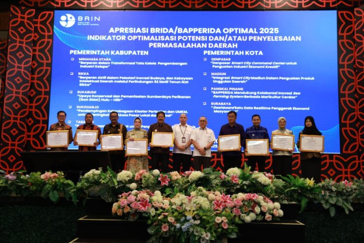 Pembagian penghargaan kepada Surabaya/dok. Diskominfo Surabaya