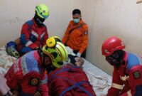 Petugas Rescue DPKP evakuasi pria dengan bobot 150 Kg. (Foto: CC112/BS)