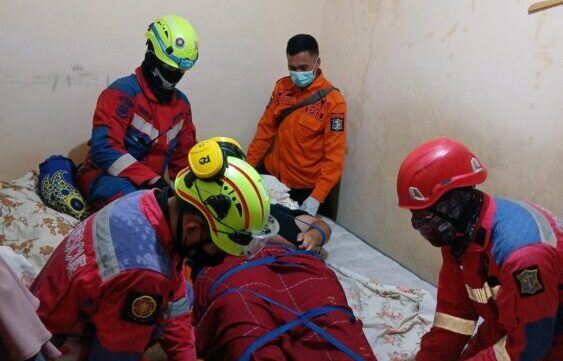 Petugas Rescue DPKP evakuasi pria dengan bobot 150 Kg. (Foto: CC112/BS)
