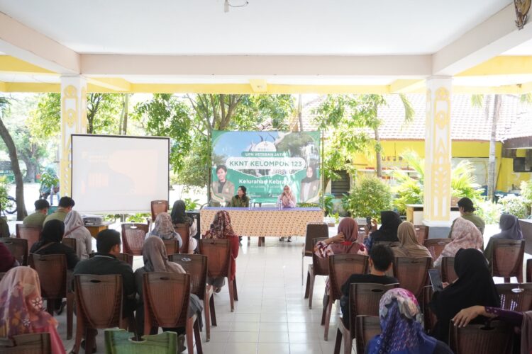 Pemateri saat menyampaikan presentasinya dalam kegiatan tersebut/dok.bicarasurabaya.com