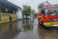 Petugas DPKP Surabaya melakukan penyedotan genangan air di kawasan yang mengalami genangan. (Foto: CC112-Ist/BS)
