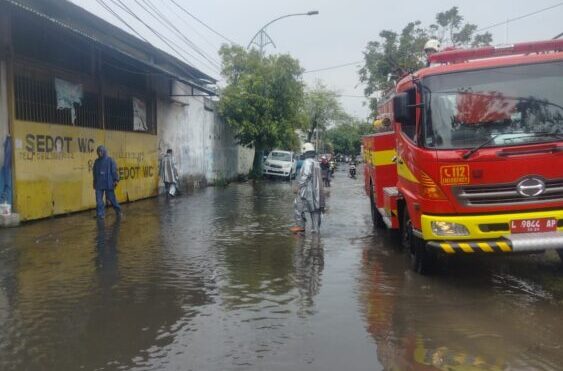 Petugas DPKP Surabaya melakukan penyedotan genangan air di kawasan yang mengalami genangan. (Foto: CC112-Ist/BS) 
