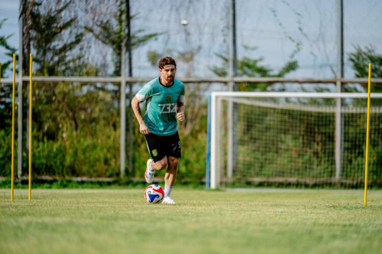 Dejan Tumbas saat berlatih di GBT lapangan C (Foto: Ileague-Ist/BS)