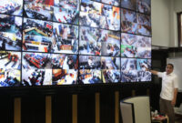 Wali Kota Surabaya Eri Cahyadi saat menunjukkan monitor besar di ruang kerjanya/dok.diskominfo jatim