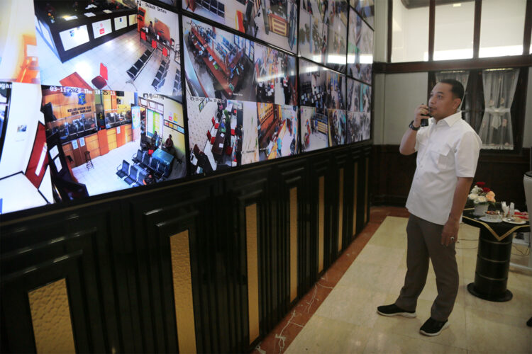 Wali Kota Surabaya Eri Cahyadi saat menyampaikan monitor besar di ruang kerjanya/dok.diskominfo Jatim