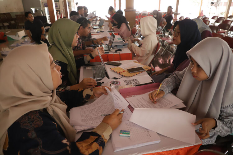 Para penerima beasiswa pemuda tangguh melengkapi administrasinya/dok.Diskominfo Surabaya