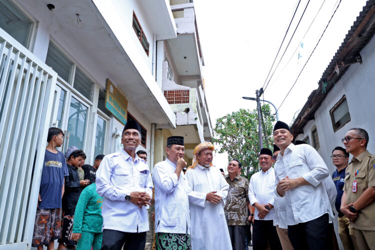 Wali Kota Eri Cahyadi saat melakukan kunjungan ke Pondok Pesantren Hikmatun Najiyah di Jalan Sidosermo III Surabaya, Senin (27/10/2025). (Foto: Pemkot Surabaya)