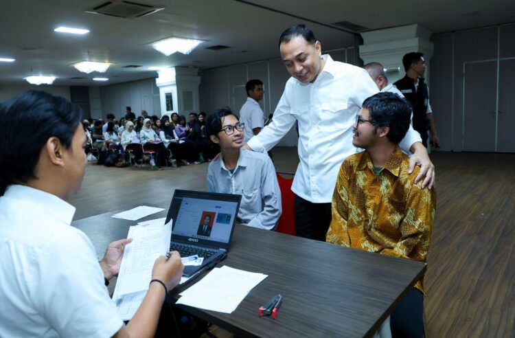 Wali Kota Surabaya Eri Cahyadi saat menyapa para mahasiswa penerima beasiswa pemuda tangguh/dok.Diskominfo Surabaya