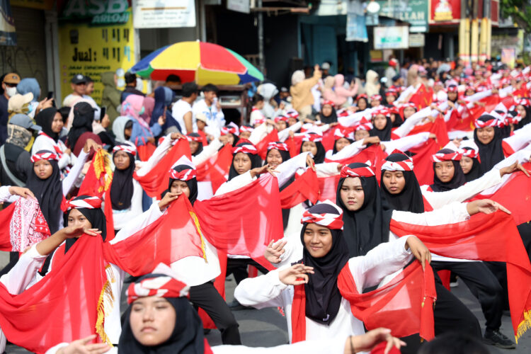 Ribuan penari meriahkan napak tilas sembrani nusantara. (Foto: Dok Humas Pemkot/BS)