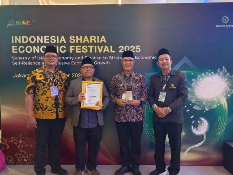 Pelaksana Tugas (Plt) Kepala Dinas Komunikasi dan Informatika (Diskominfo) Kota Surabaya, Muhamad Fikser, saat mewakili Wali Kota Eri Cahyadi menerima penghargaan/dok.bicarasurabaya.com