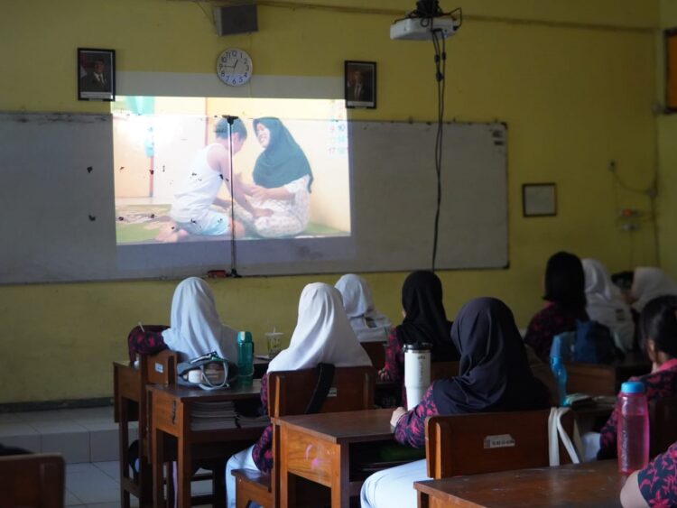 Para peserta nonton film yang menjadi materi dalam acara tersebut/dok.bicarasurabaya.com