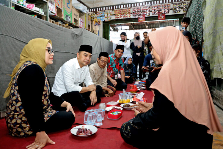 Wali Kota Eri bersama istri melakukan takziah ke rumah korban ponpes ambruk di kawasan Gresik PPI. (Foto: Humas-Ist/BS)