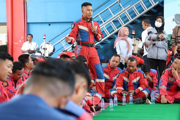 Tim Rescue, Galang saat menceritakan pengalamannya. (Foto: Dok Humas/BS)