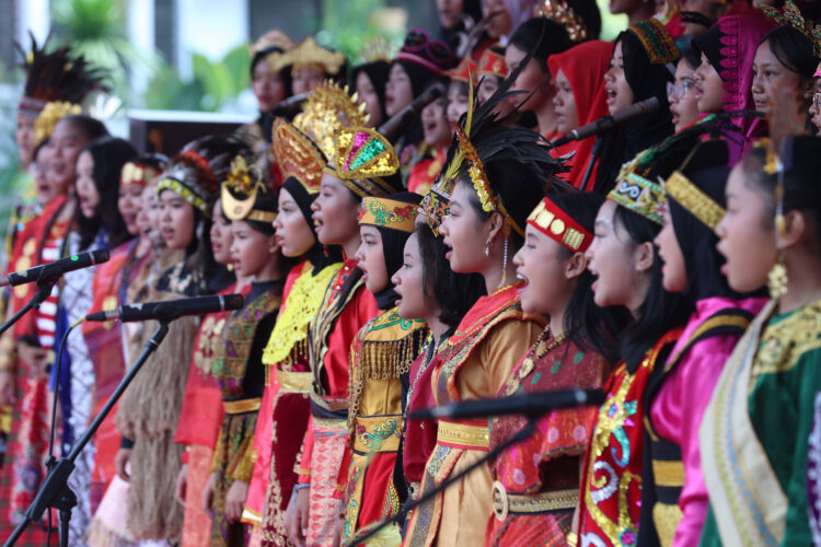 Pemkot Surabaya beri penghargaan 68 pemuda berbagai bidang di Peringatan Hari Sumpah Pemuda di halaman Balai Kota. (Foto: Humas-Ist/BS)