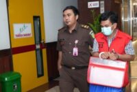 Tersangka NLA usai langsung dibawa ke Rutan Kejati Jatim. (Foto: Istimewa/BS)