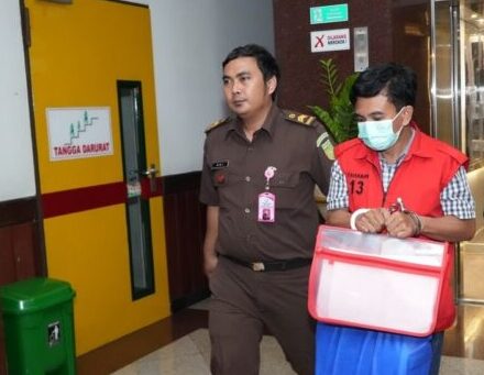 Tersangka NLA usai langsung dibawa ke Rutan Kejati Jatim. (Foto: Istimewa/BS)