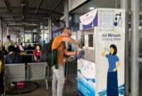 Seorang calon penumpang sedang mengisi ulang air minum menggunakan tumbler di Stasiun Gubeng. (Foto: Ist-Humas Daop 8/BS)
