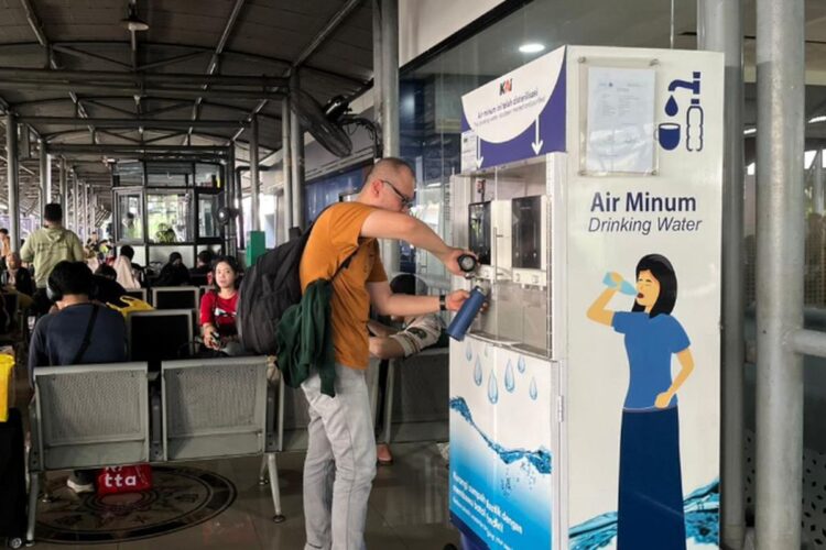 Seorang calon penumpang sedang mengisi ulang air minum menggunakan tumbler di Stasiun Gubeng. (Foto: Ist-Humas Daop 8/BS)