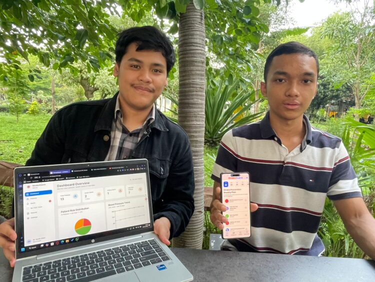 Alden Bintang Rafazha menunjukkan tampilan dashboard StrokeGuard untuk perawat dan dokter (kiri) serta Muhammad Irsyad Yunus menunjukkan aplikasi StrokeGuard di HP untuk pasien (kanan). (Foto: Humas ITS/BS)