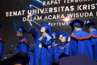 Beberapa wisudawan PCU merayakan momen akhir masa perkuliahan. (Foto: PCU-Ist/BS)