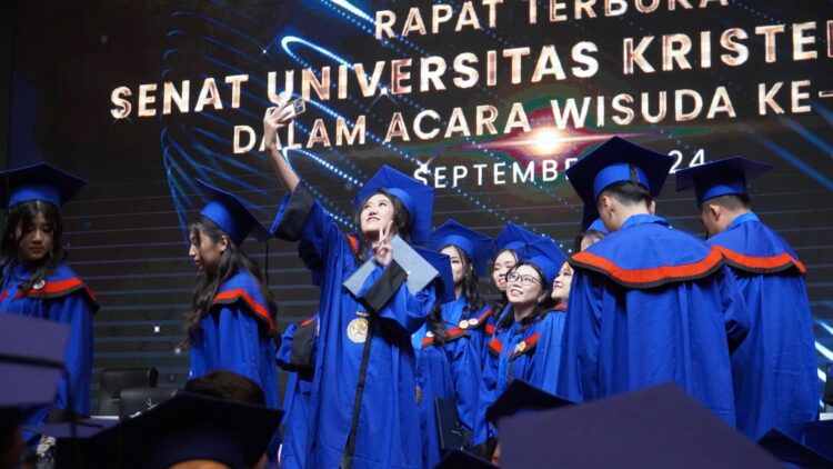 Beberapa wisudawan PCU merayakan momen akhir masa perkuliahan. (Foto: PCU-Ist/BS)