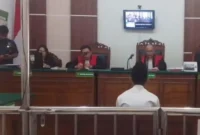 Terdakwa perakit bom molotov untuk demo ricuh di Grahadi didakwa pasal berlapis. (Foto: Istimewa/bs)