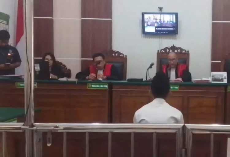 Terdakwa perakit bom molotov untuk demo ricuh di Grahadi didakwa pasal berlapis. (Foto: Istimewa/bs)