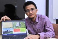 Guru Besar Departemen Teknik Lingkungan ITS Prof Arseto Yekti Bagastyo ST MT MPhil PhD saat memperlihatkan gambar perencanaan TPA dalam pengelolaan sampah (Foto: Humas ITS/BS)