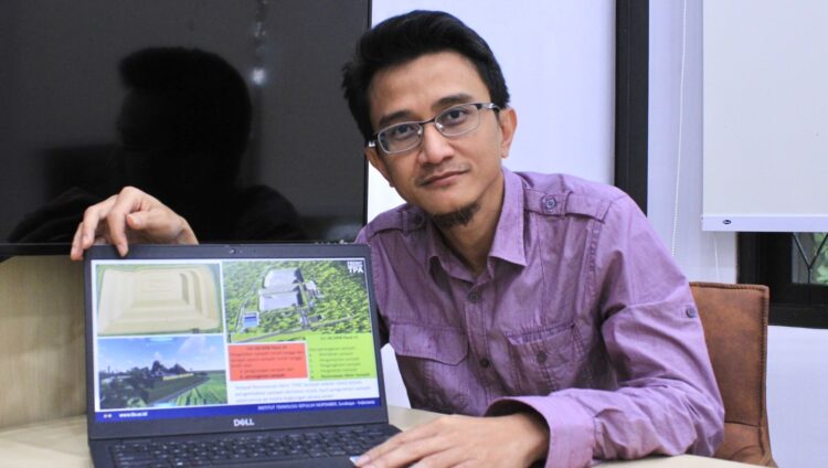 Guru Besar Departemen Teknik Lingkungan ITS Prof Arseto Yekti Bagastyo ST MT MPhil PhD saat memperlihatkan gambar perencanaan TPA dalam pengelolaan sampah (Foto: Humas ITS/BS)