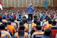 Wali Kota Eri Saat memberikan arahan di Gedung Sawunggaling. (Foto: Humas Pemkot/BS)