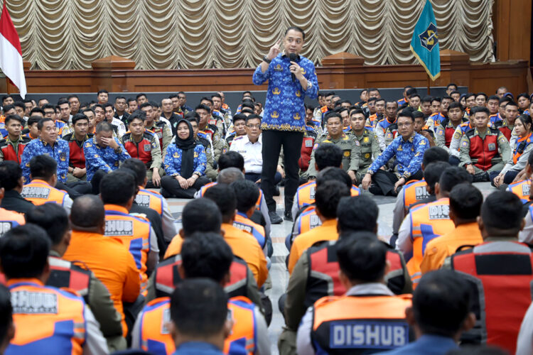 Wali Kota Eri Saat memberikan arahan di Gedung Sawunggaling. (Foto: Humas Pemkot/BS)
