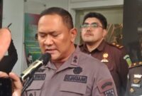 Kepala Kejari Tanjung Perak Darwis Burhansyah memebrikan keterangan usai penetapan 6 pejabat Pelindo kasus dugaan korupsi pemeliharaan kolam pelabuhan. (Foto: Ist/BS)