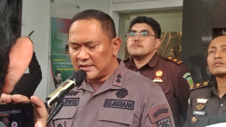 Kepala Kejari Tanjung Perak Darwis Burhansyah memebrikan keterangan usai penetapan 6 pejabat Pelindo kasus dugaan korupsi pemeliharaan kolam pelabuhan. (Foto: Ist/BS)
