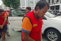 Ayah dan Anak ditangkap polisi usai keduanya terbukti mencuri lampu hias di Kota Lama Surabaya. (Foto:Istimewa/BS)