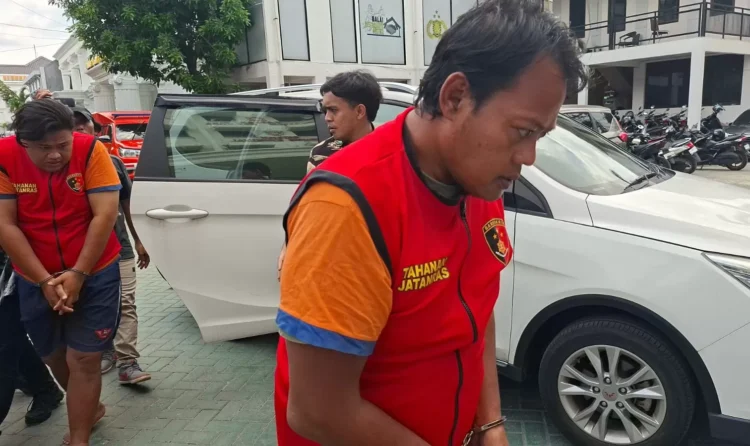 Ayah dan Anak ditangkap polisi usai keduanya terbukti mencuri lampu hias di Kota Lama Surabaya. (Foto:Istimewa/BS)