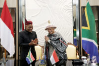 Wali Kota Mangaung Gregory Nthatisi memberikan cinderamata. (Foto: Humas Pemkot/BS)