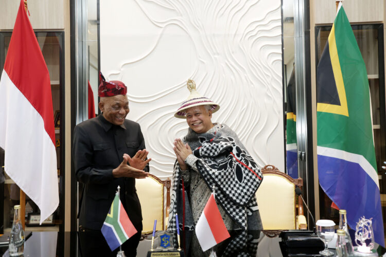 Wali Kota Mangaung Gregory Nthatisi memberikan cinderamata. (Foto: Humas Pemkot/BS)
