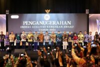 Wali Kota Surabaya Eri Cahyadi saat menerima penghargaan/dok.bicarasurabaya.com