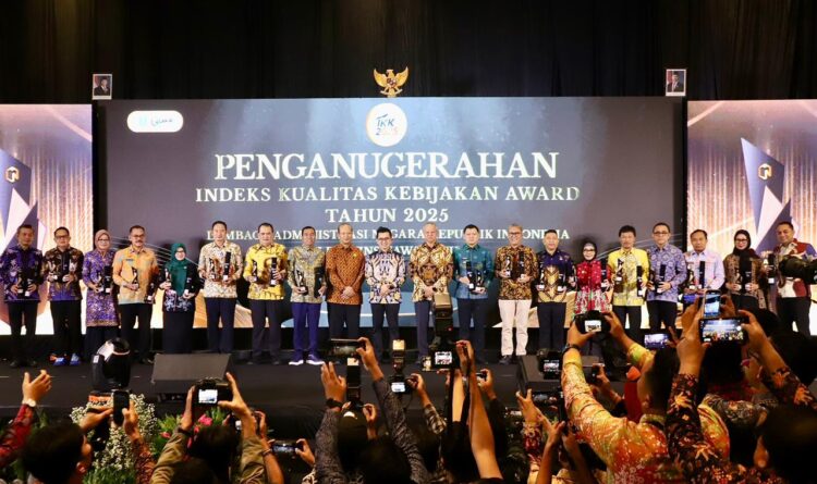 Wali Kota Surabaya Eri Cahyadi saat menerima penghargaan/dok.bicarasurabaya.com