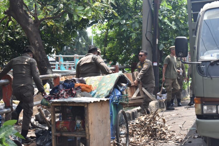 Penertipan Jalan Johar - Jalan Sulung. (foto: Humas Pemkot/BS)